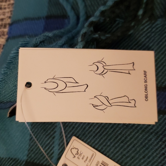 ❄☃️BNWT LANDS' END BOLD BLUE PLAID SCARF - Picture 4 of 6